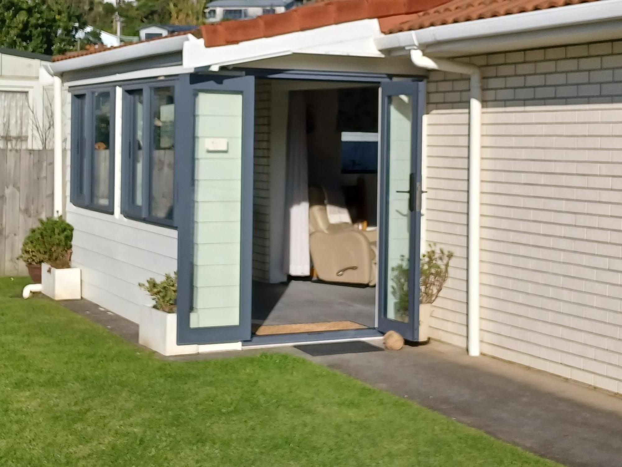 Our Raglan Town House Villa Exterior photo