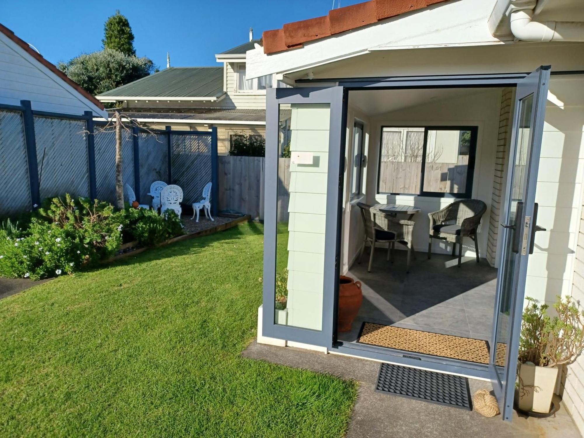 Our Raglan Town House Villa Exterior photo